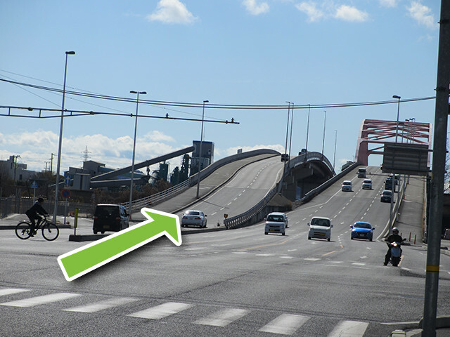 入江大橋を渡りそのまままっすぐ直進します